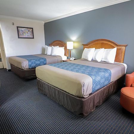 سان أنطونيو University Inn & Suites المظهر الخارجي الصورة
