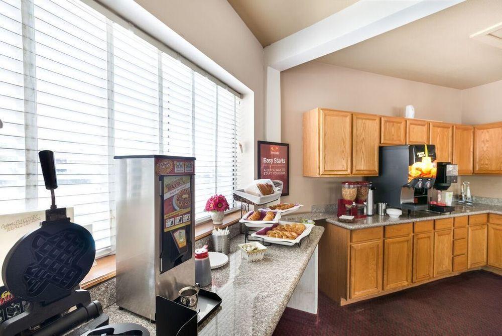 سان أنطونيو University Inn & Suites المظهر الخارجي الصورة
