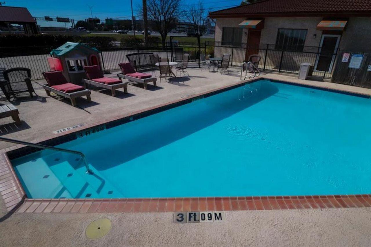 سان أنطونيو University Inn & Suites المظهر الخارجي الصورة