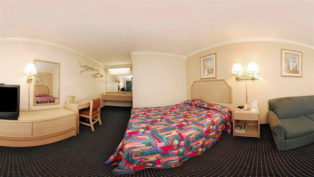 سان أنطونيو University Inn & Suites الغرفة الصورة