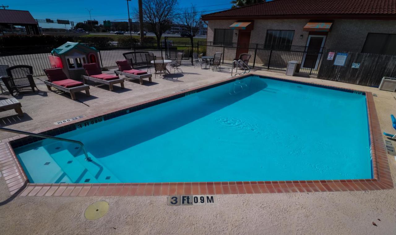 سان أنطونيو University Inn & Suites المظهر الخارجي الصورة